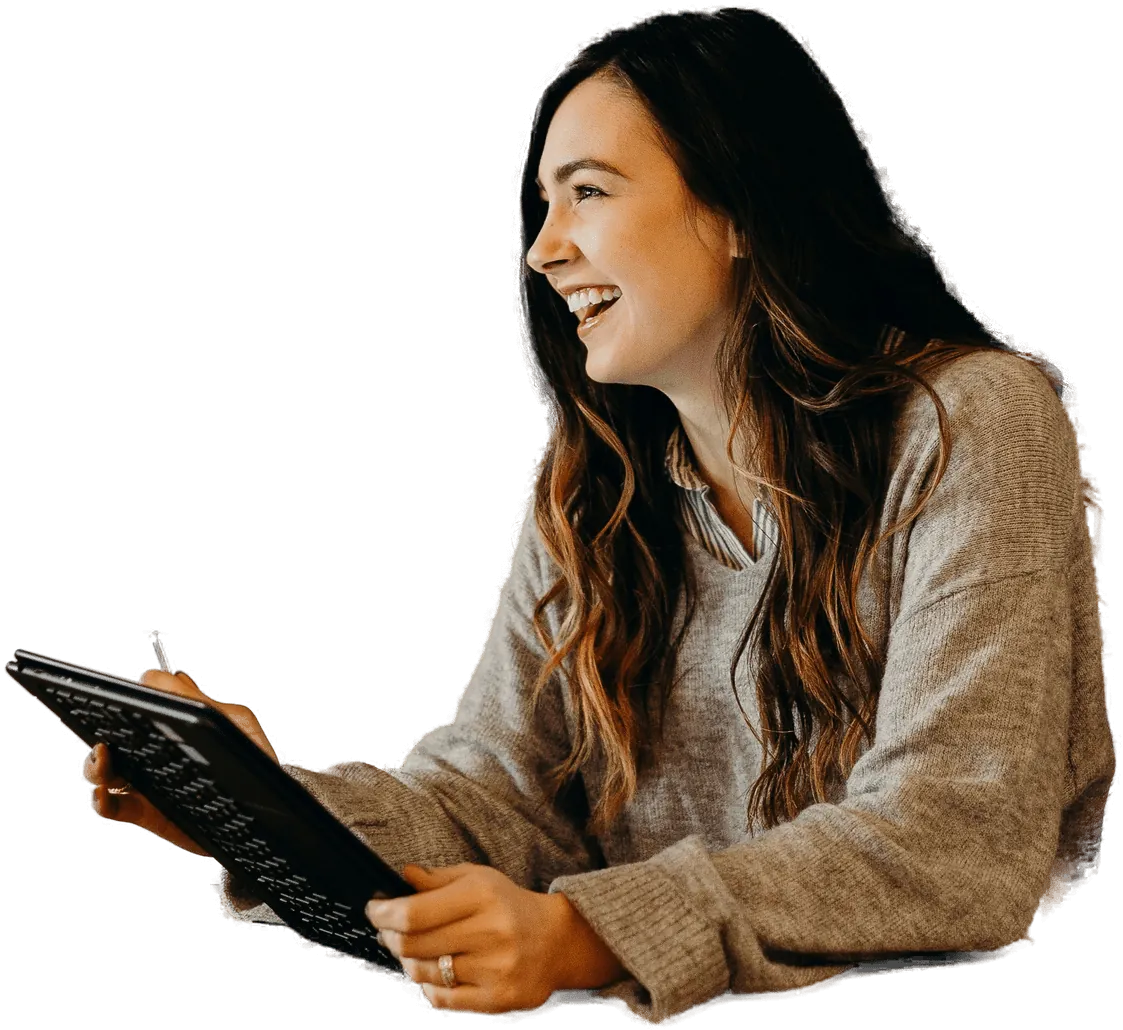 Une étudiante consulte son cours sur sa tablette