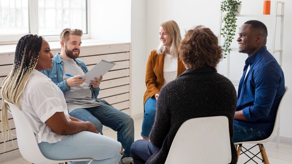 Atelier en entreprise : un groupe échange en cercle avec une intervenante